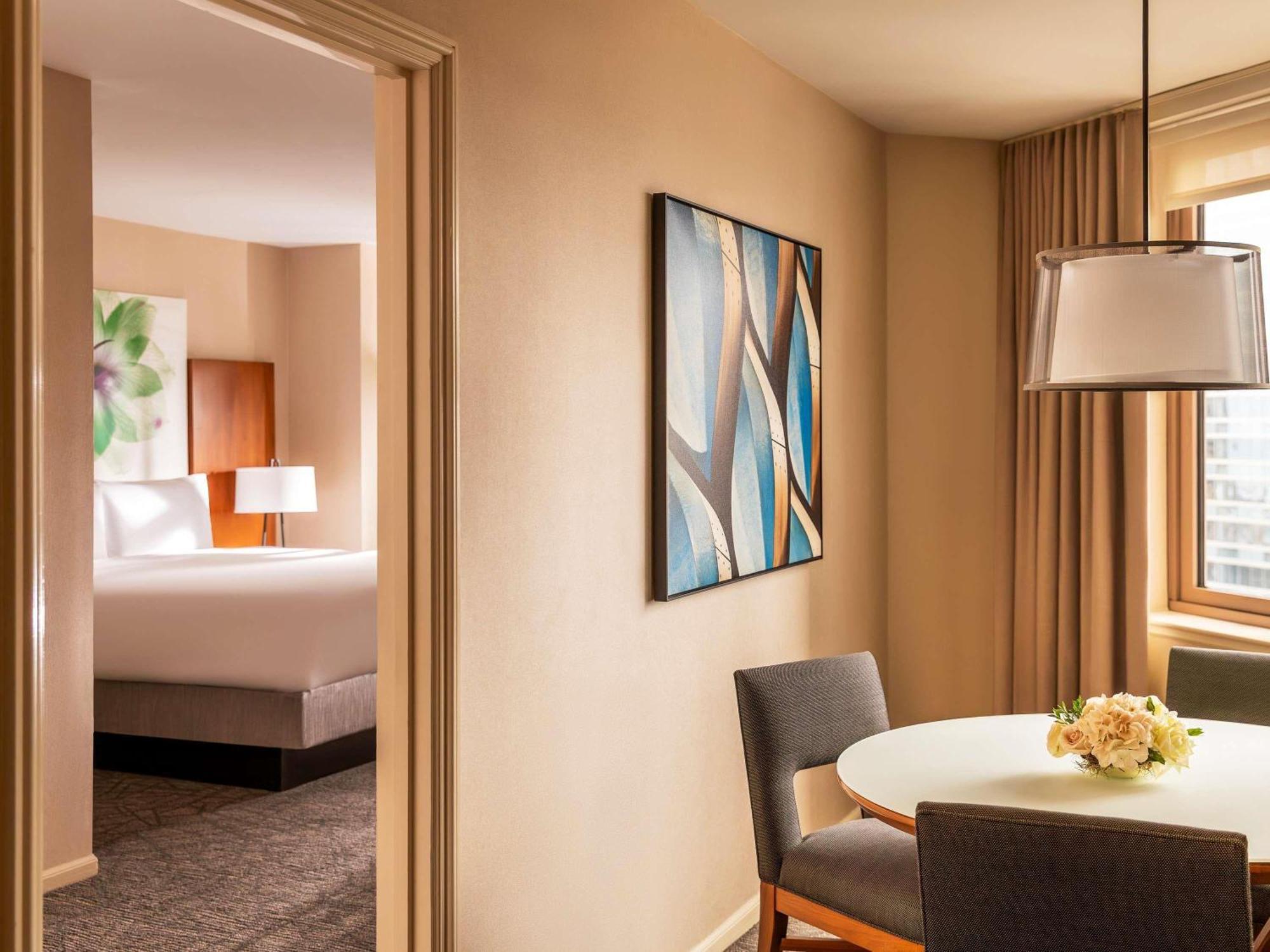 One Bedroom Suite 1 King,1758295247:JPEG