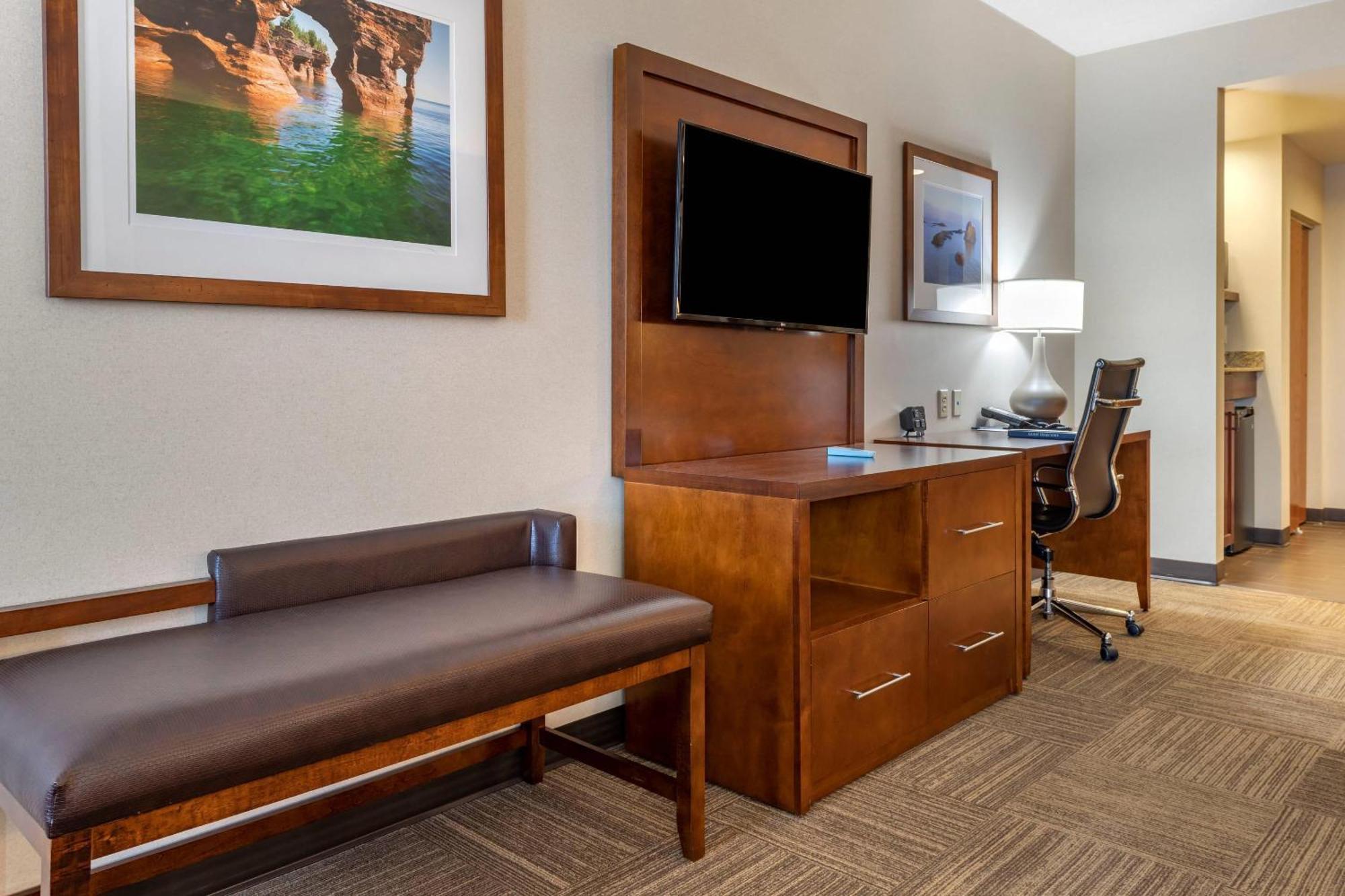 King Suite with Sofa Bed and Balcony - Lake View,1742828878:JPEG