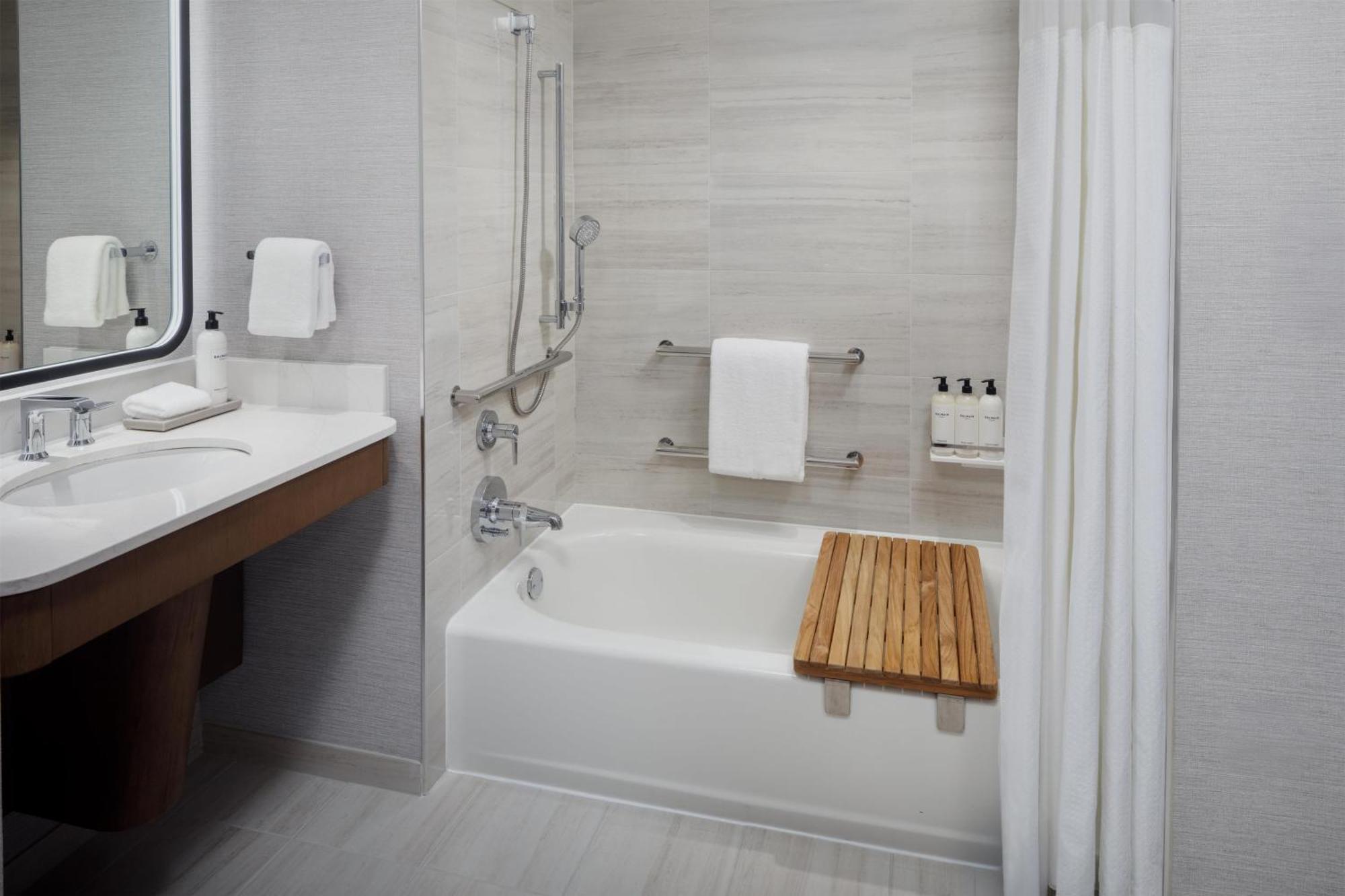 King Room with Accessible Tub - Disability Access