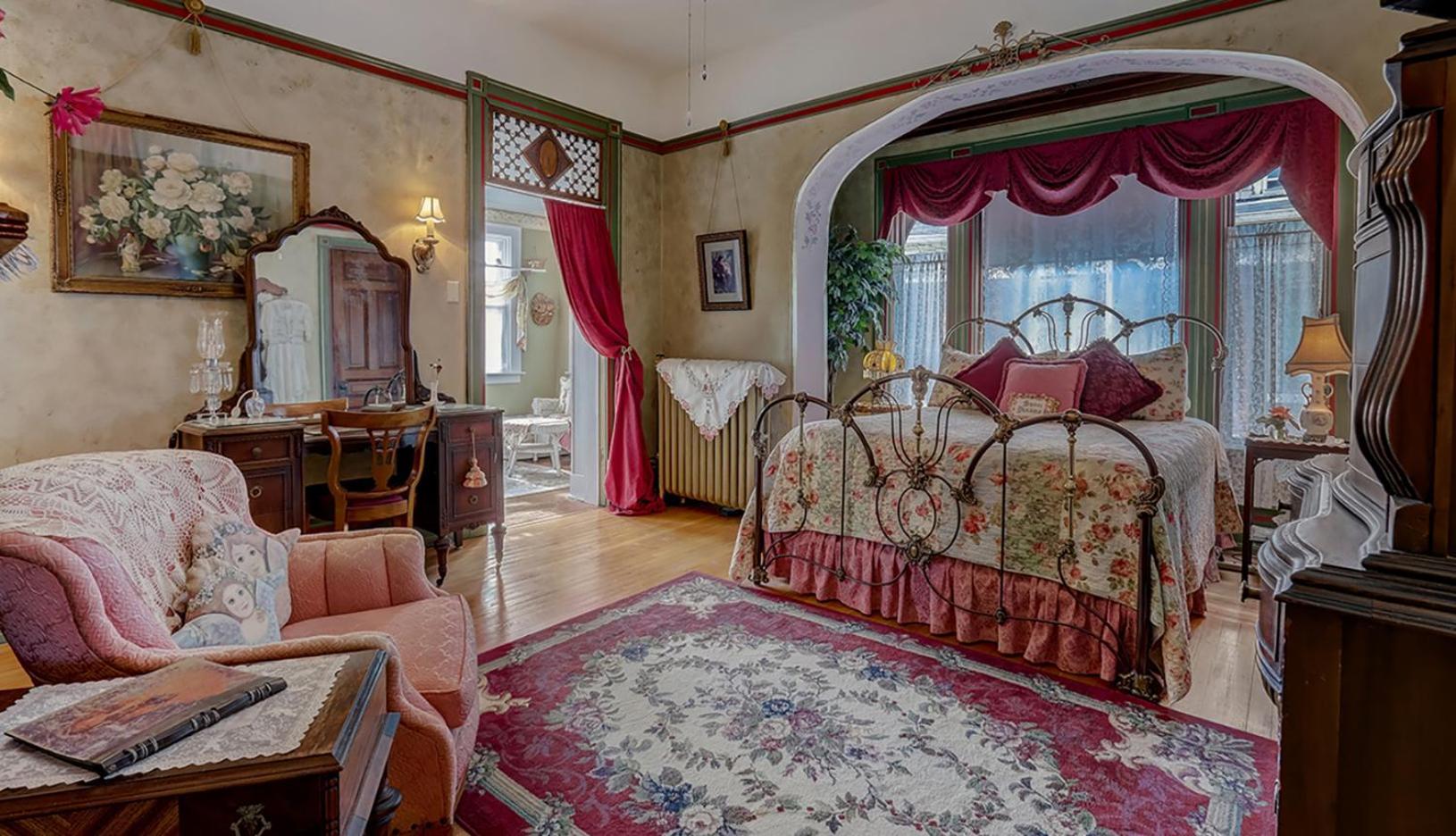 Queen Bed 3 Room Private Bathroom