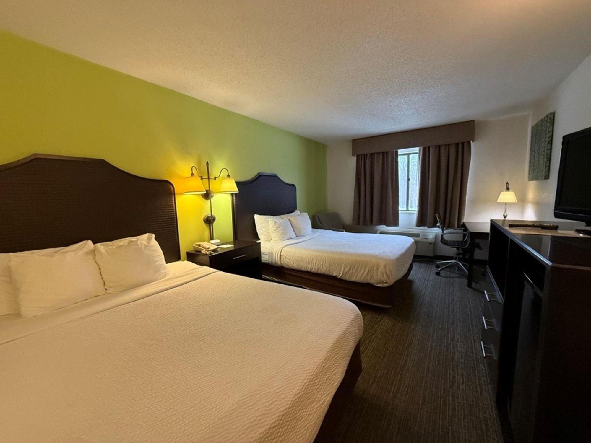 Queen Rooms with Two Queen Beds - Non-Smoking