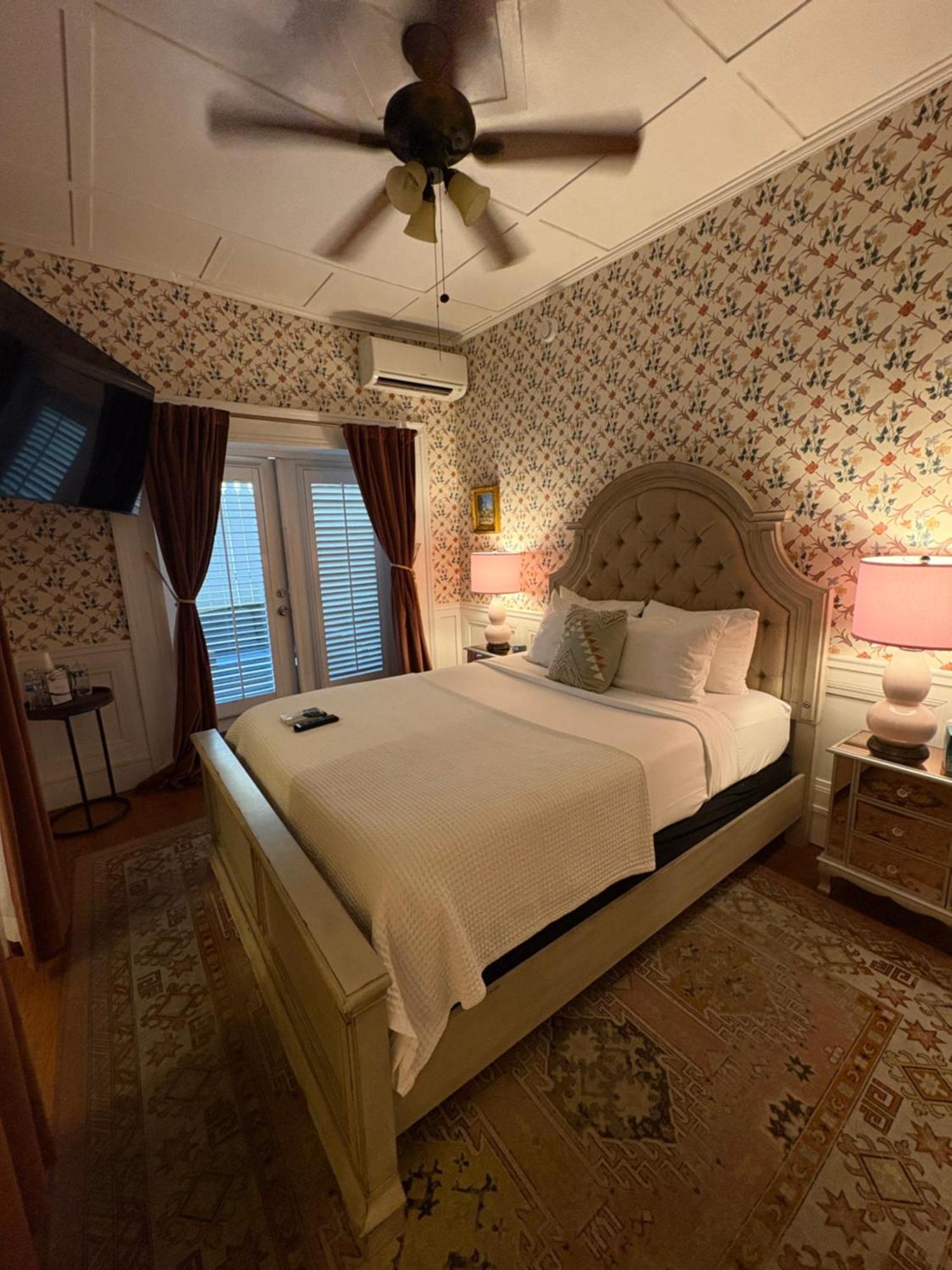 Queen Room,1756731528:JPEG