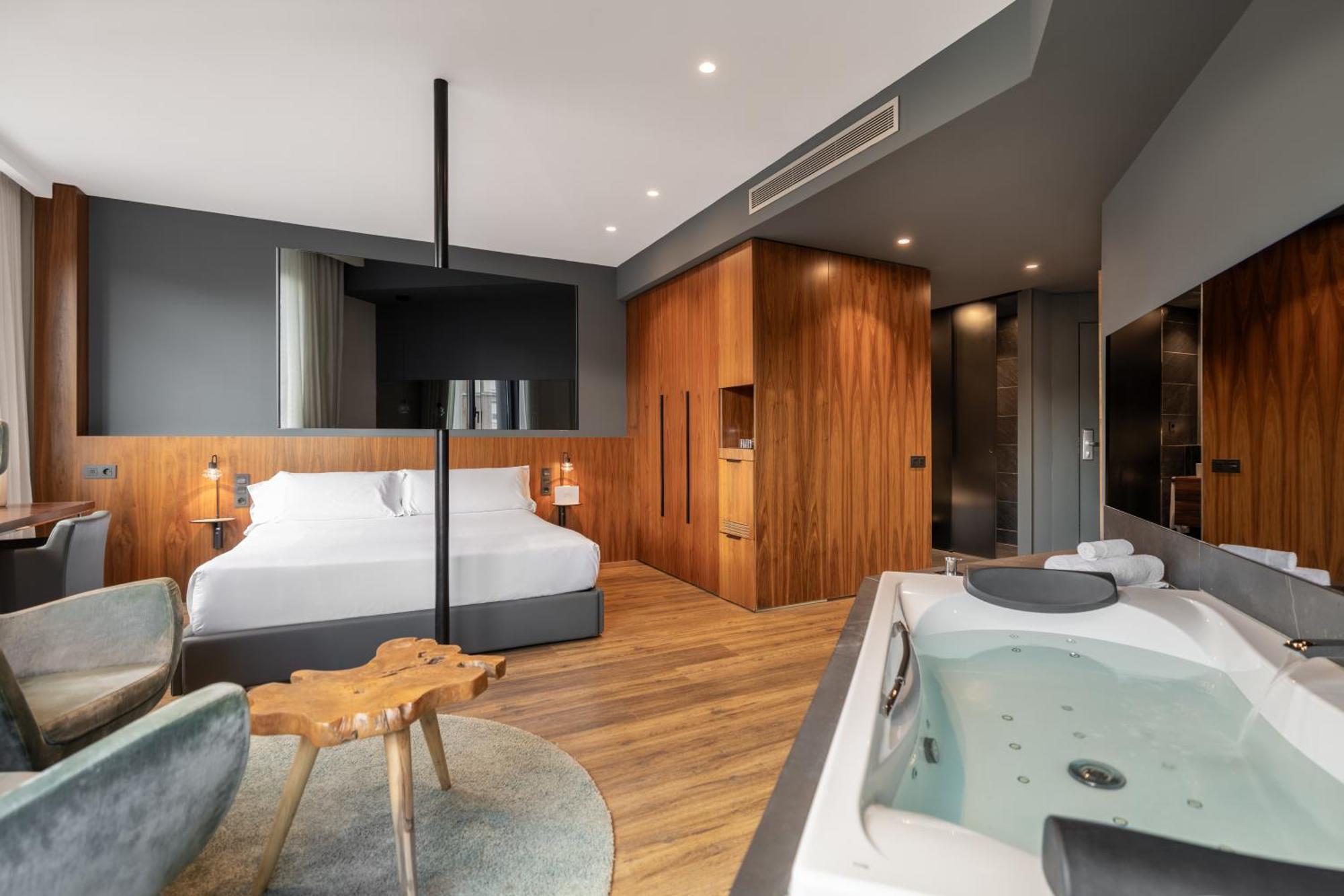 Suite with Hot Tub,1758275090:JPEG