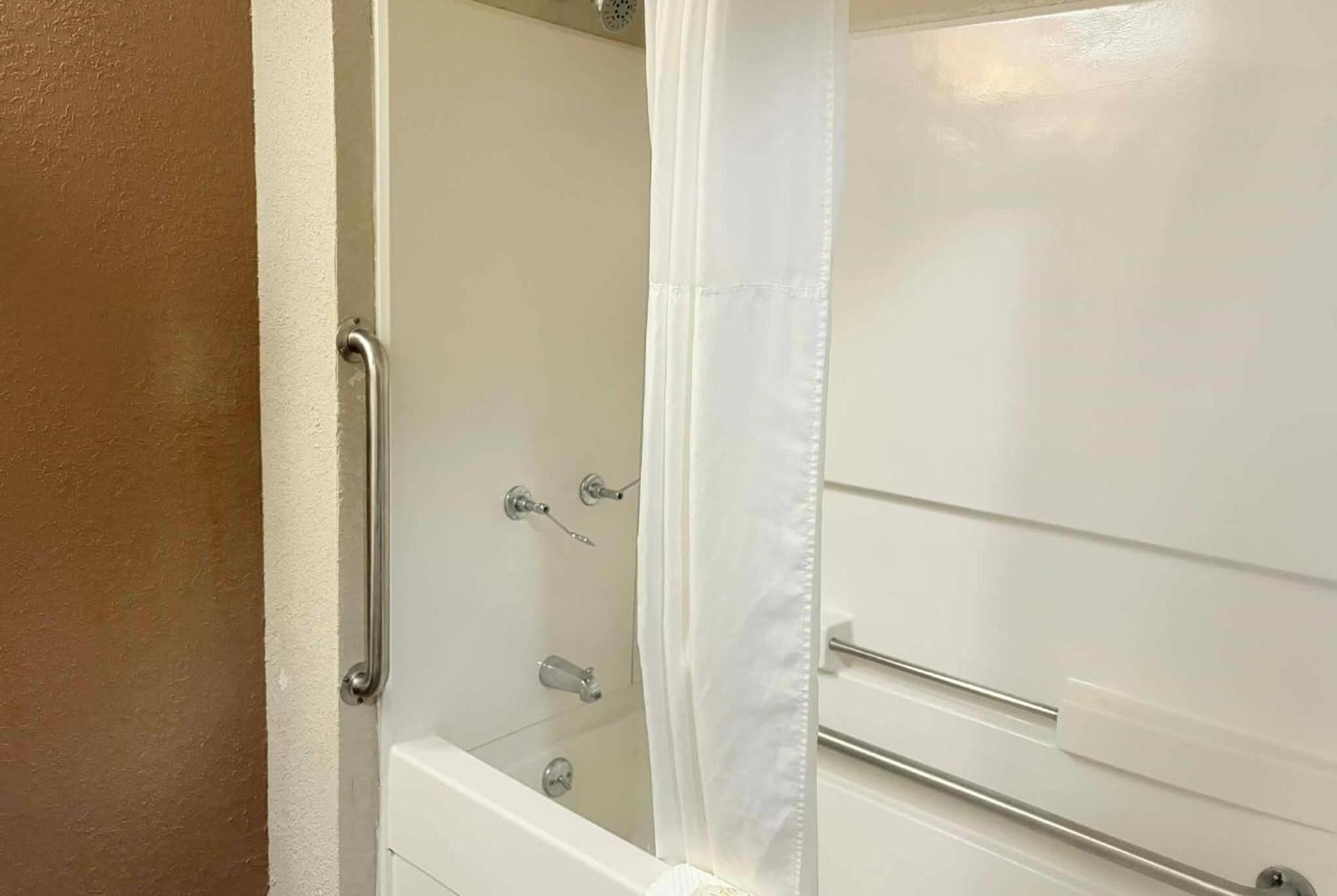 King Room with Tub and Grab Bars - Mobility/Hearing Accessible - Non-Smoking