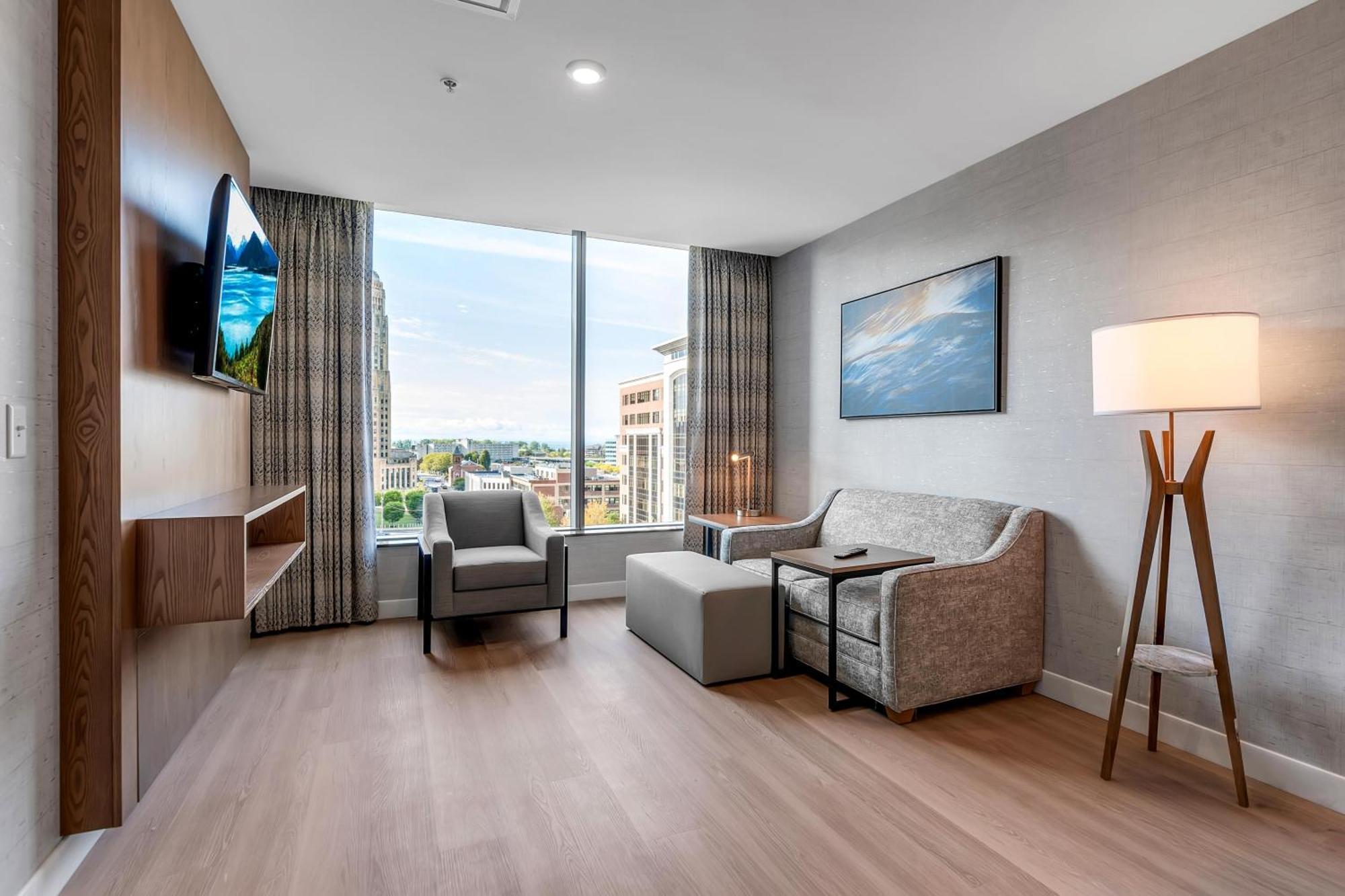 King Suite with Accessible Tub - Mobility and Hearing Access/Non-Smoking