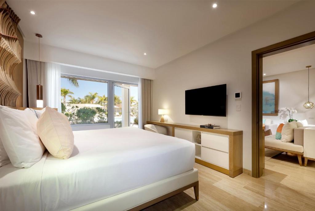 Family Concierge Master Suite Swim Up,1770734678:JPEG