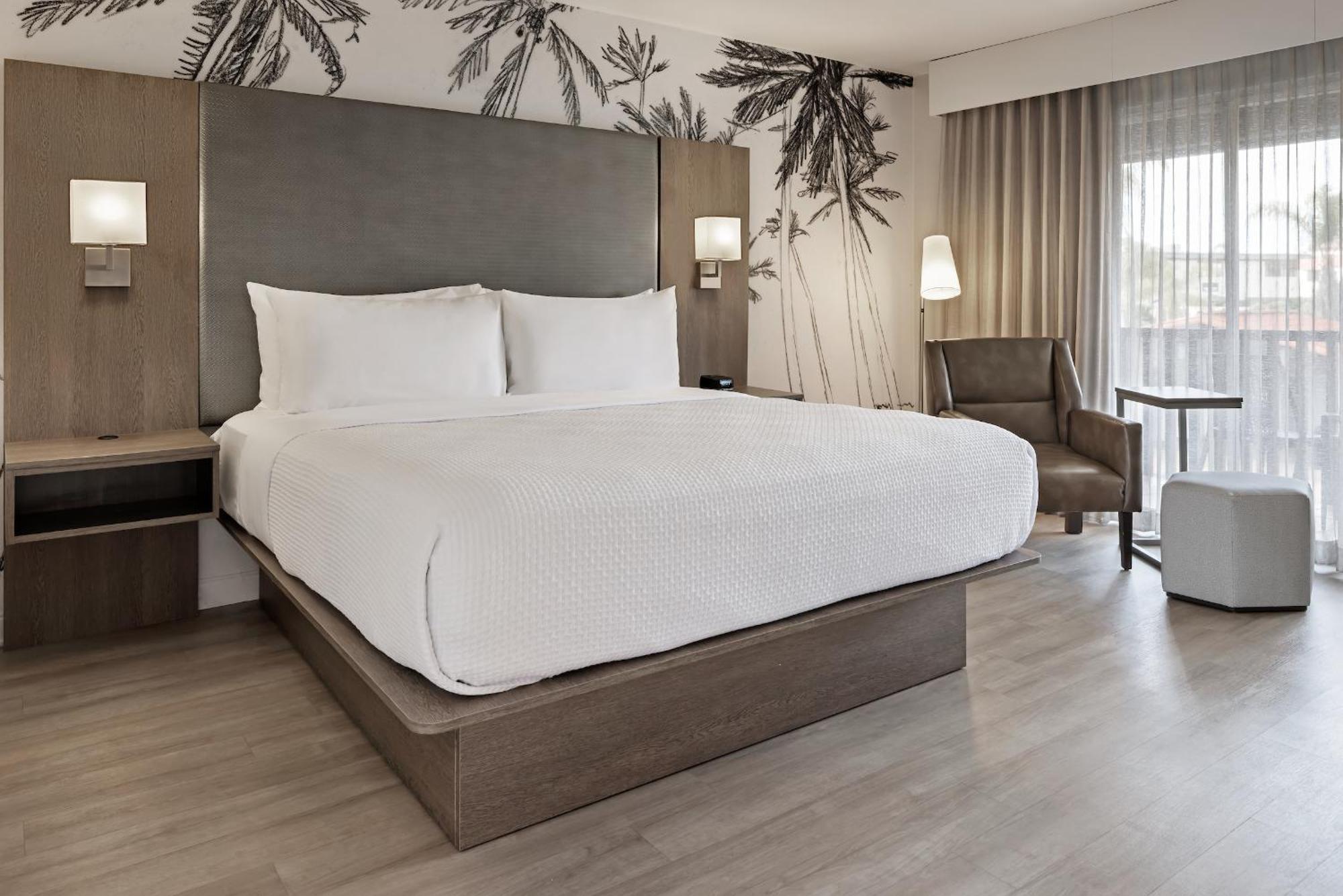 Deluxe King Room with Courtyard View