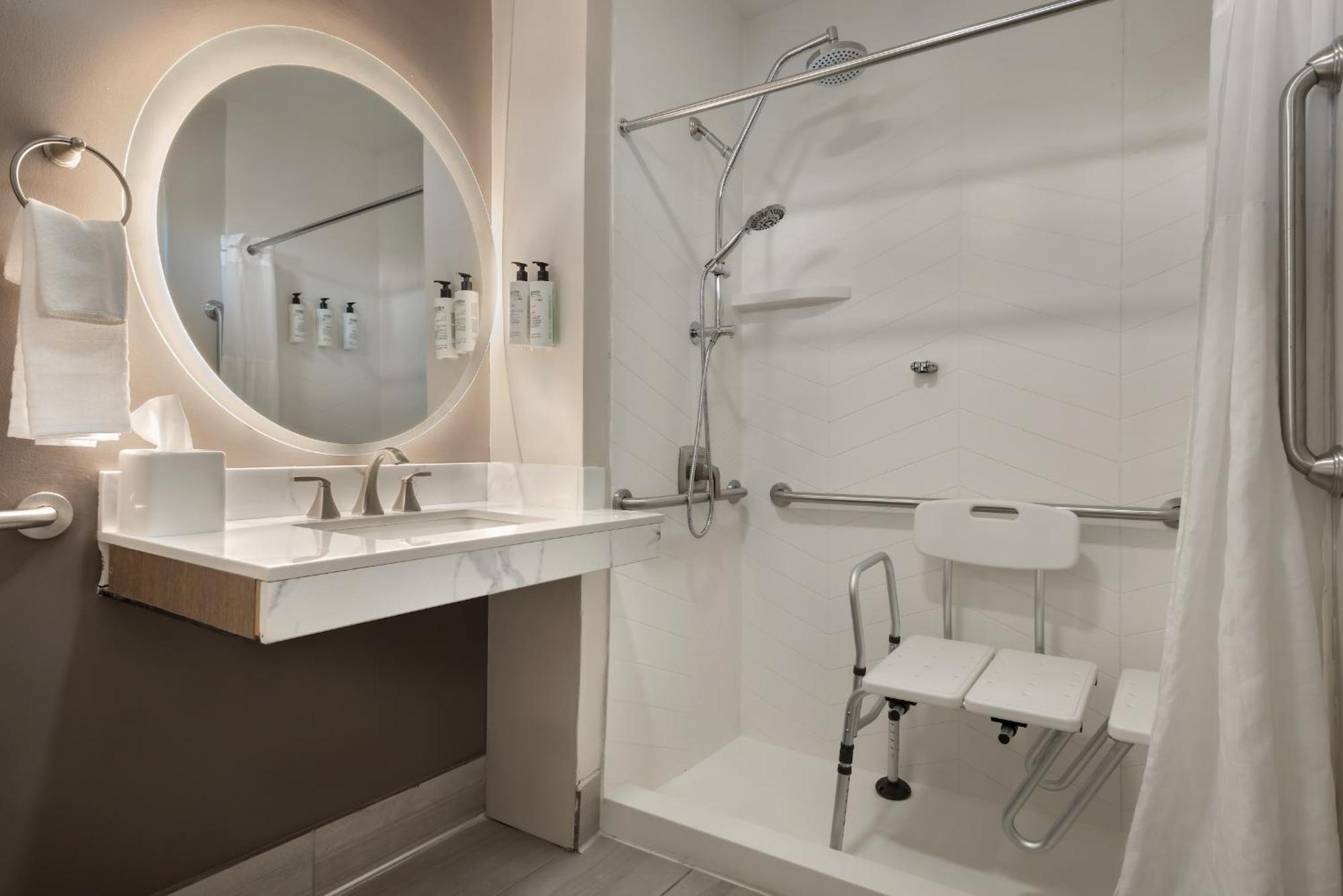 Deluxe King Room with Bath Tub and Courtyard View - Mobility and Hearing Accessible