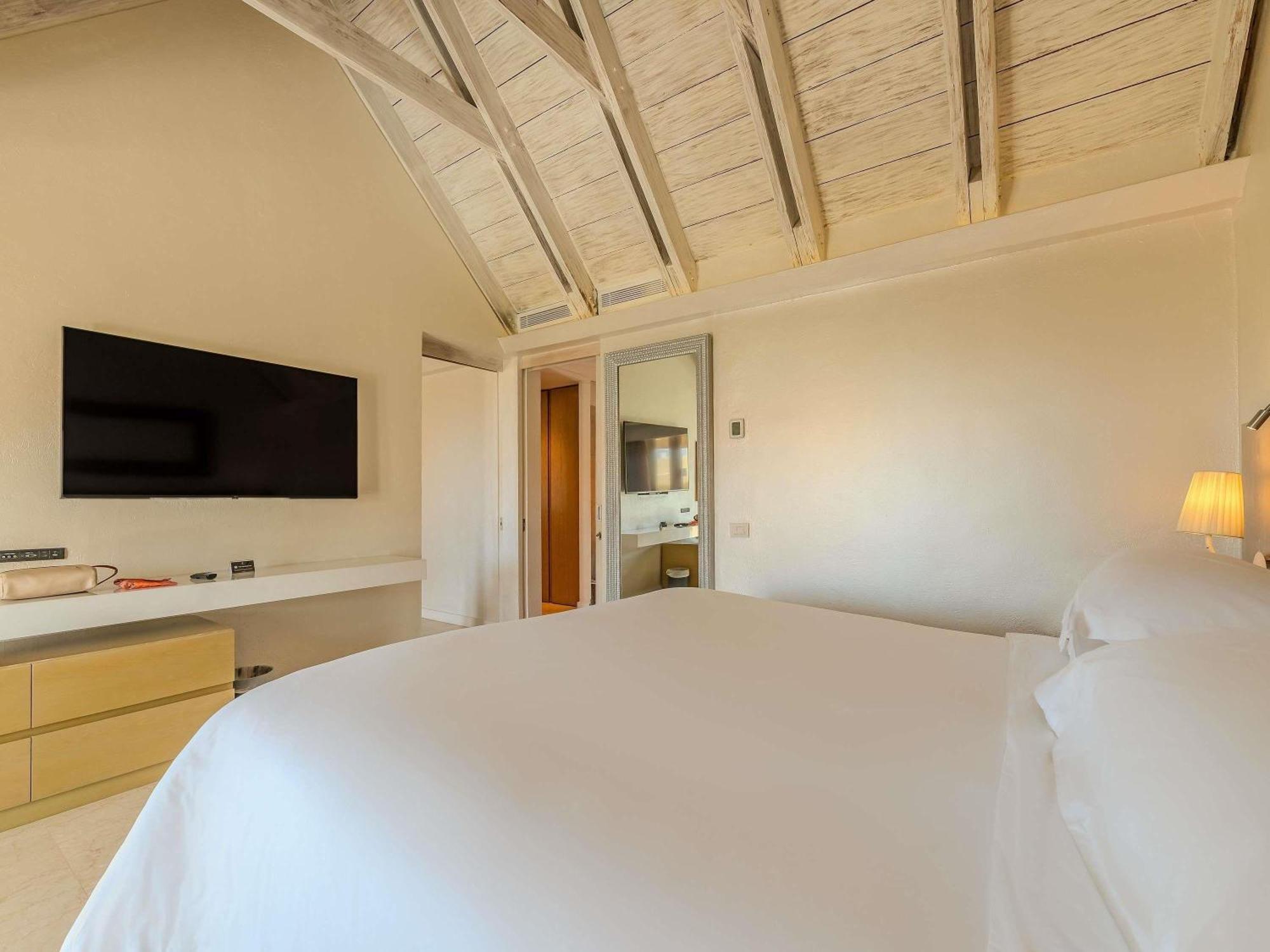 Junior King Suite with Balcony and Ocean View - High Floor