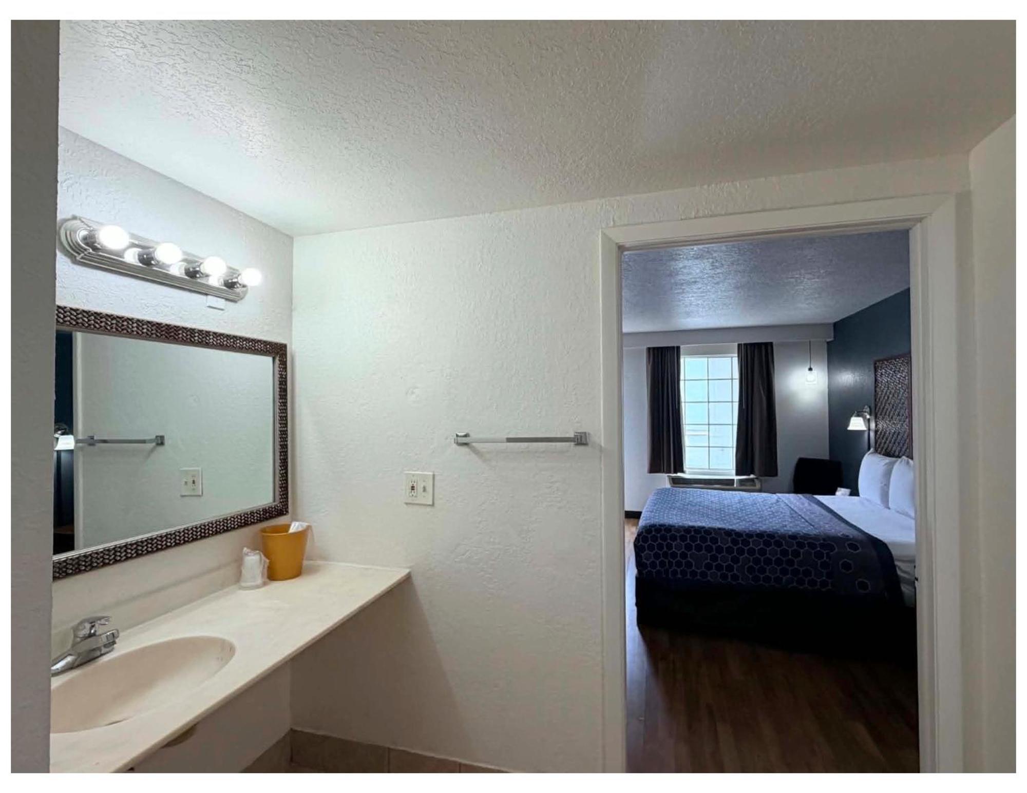 King Room - Accessible/Non-Smoking