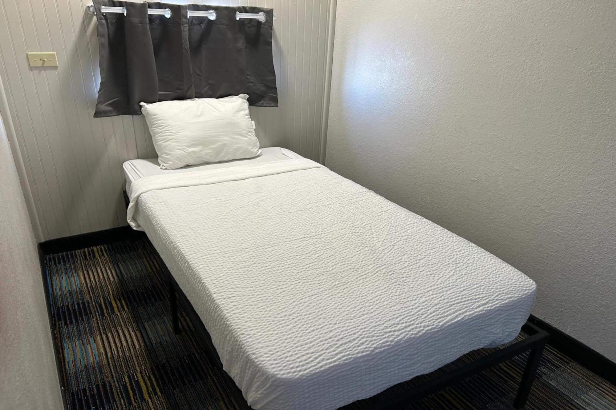 Triple Room with Two Queen Beds, One Double Bed and Lake View - Non-Smoking