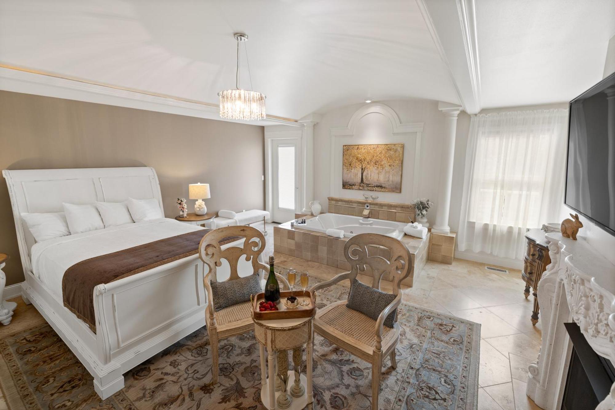 Queen Suite with Spa Bath