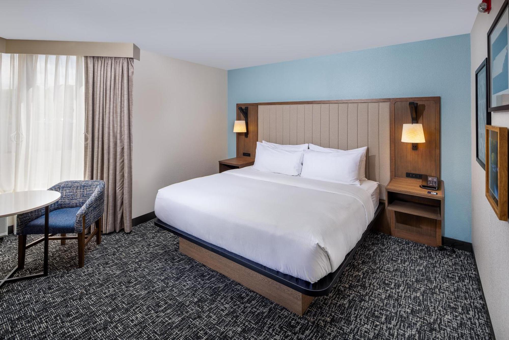 Queen Room with Roll-In Shower - Disability Access/Non-Smoking