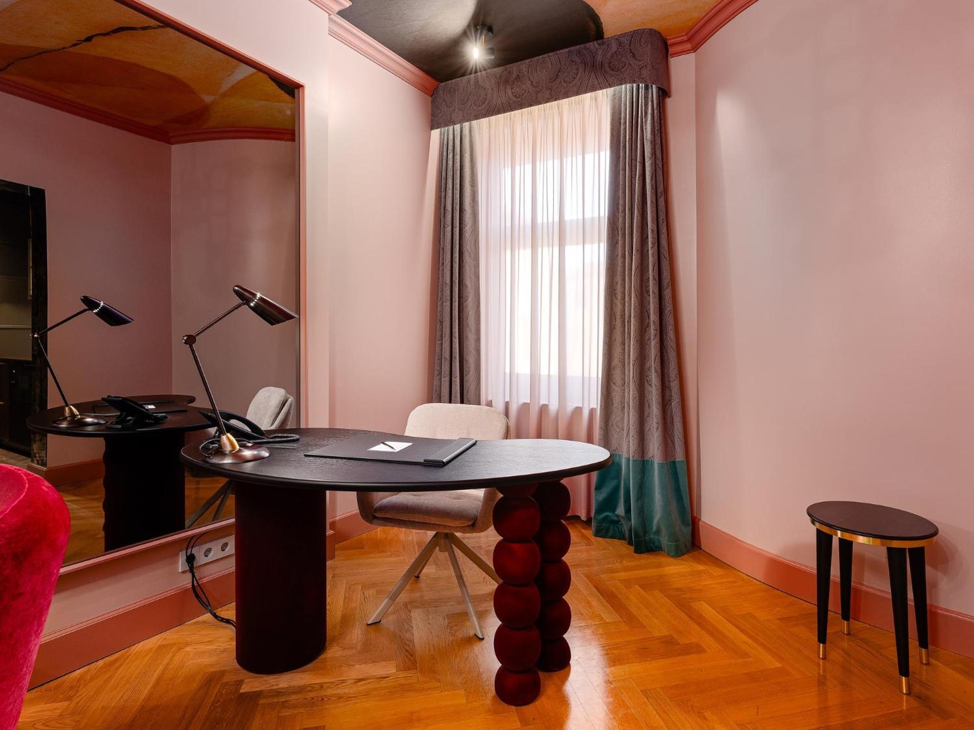 Courtyard Suite with Kitchenette