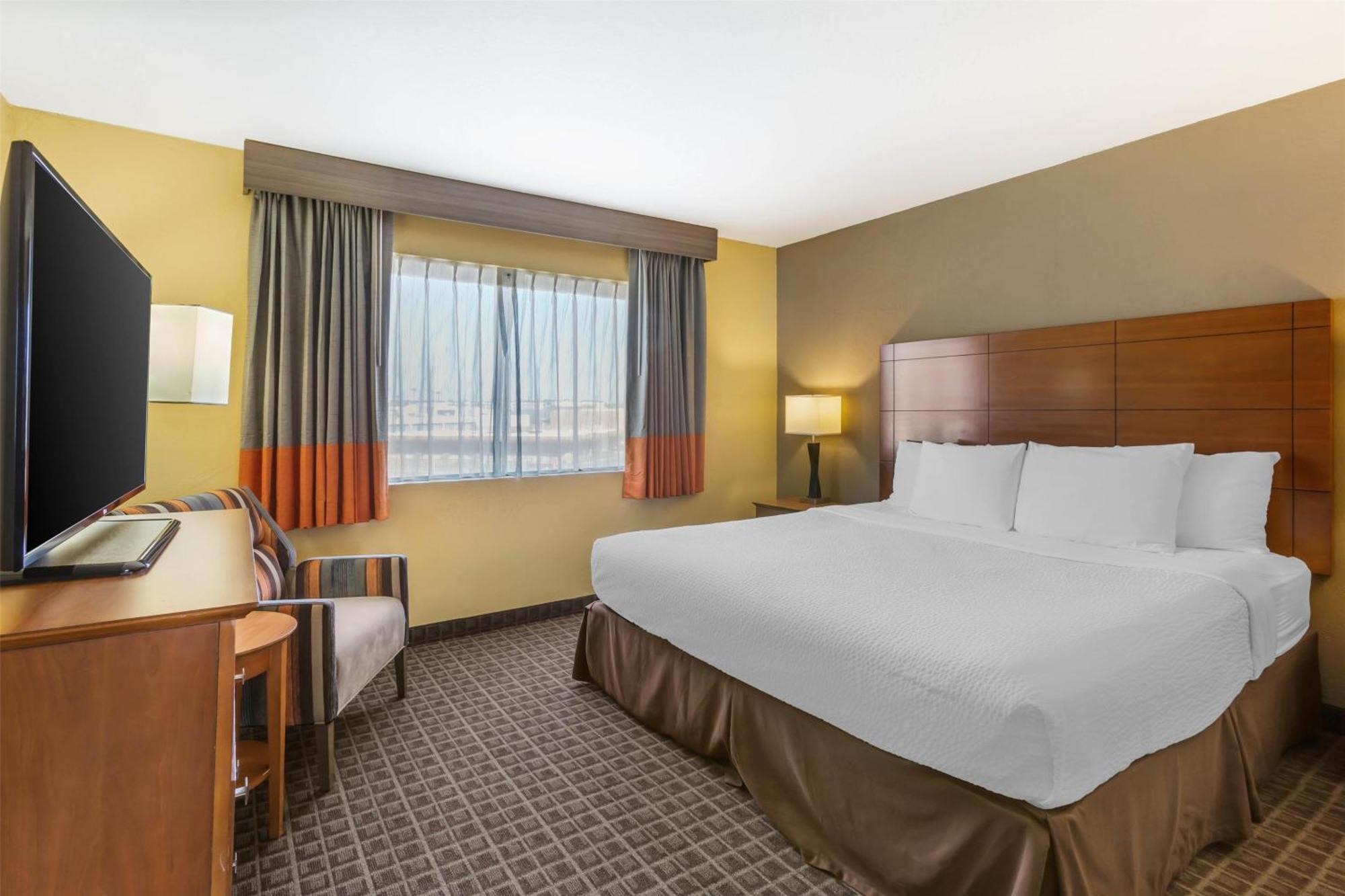 One-Bedroom King Suite with Balcony and Wet Bar
