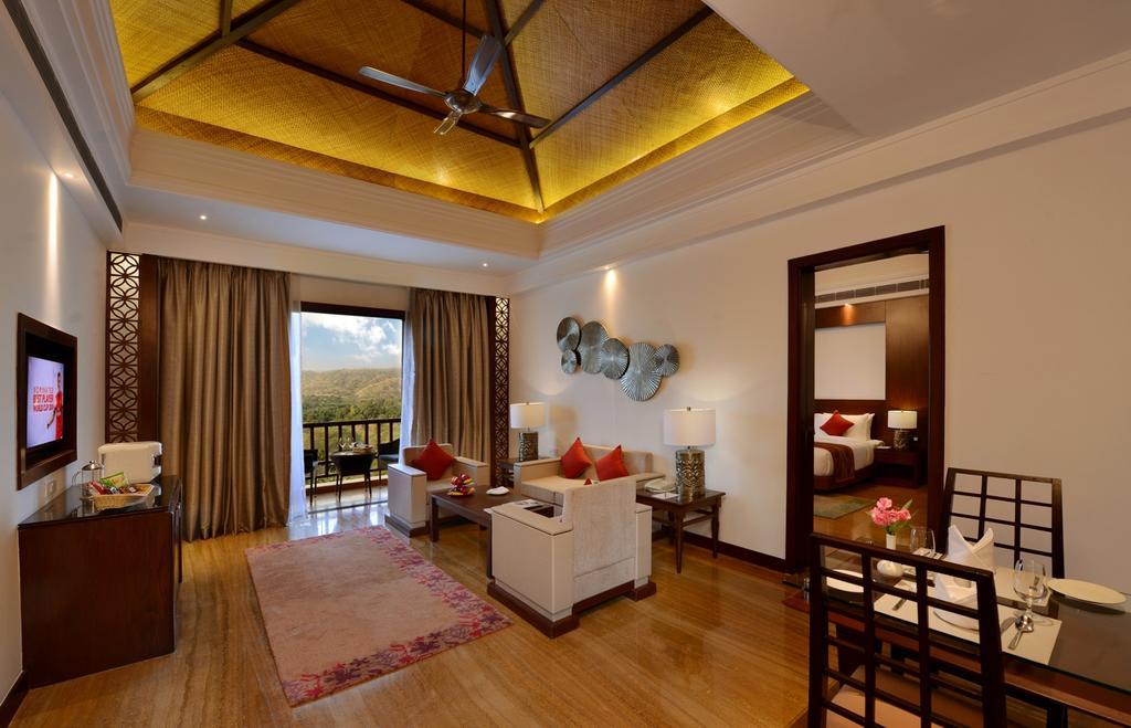 Executive Suite - 15% off on Buffet, 20% off on Spa and Laundry, Happy Hours from 11 AM to 7 PM