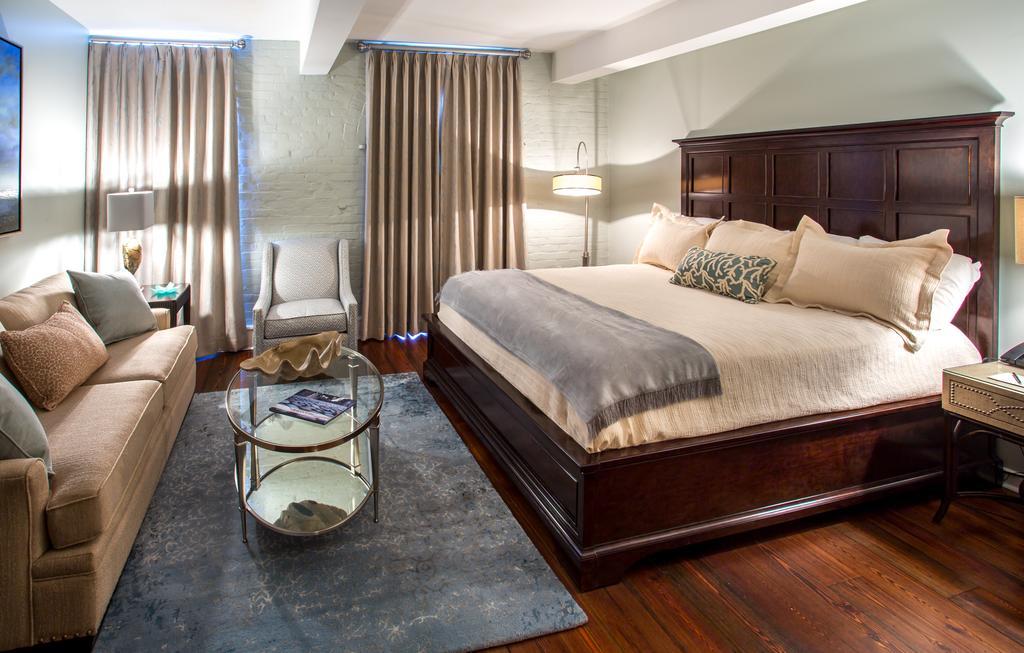 One-Bedroom King Suite with Street View - Stair Access Only,262779417:JPEG