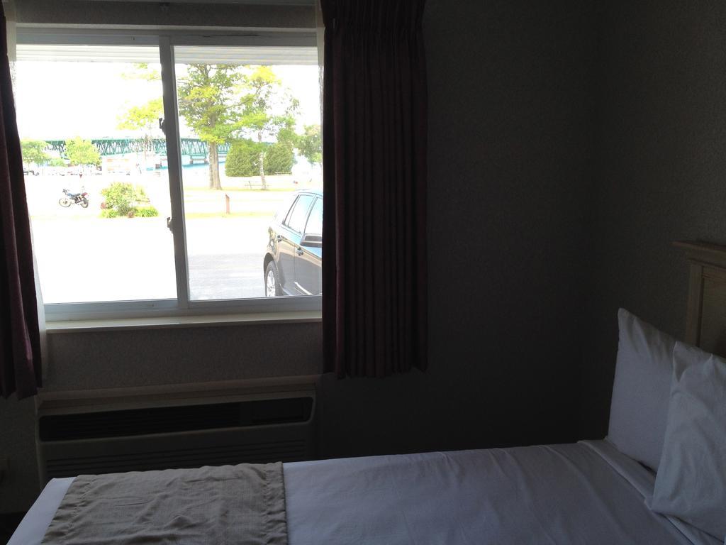 Lake and Park View / Two queen beds