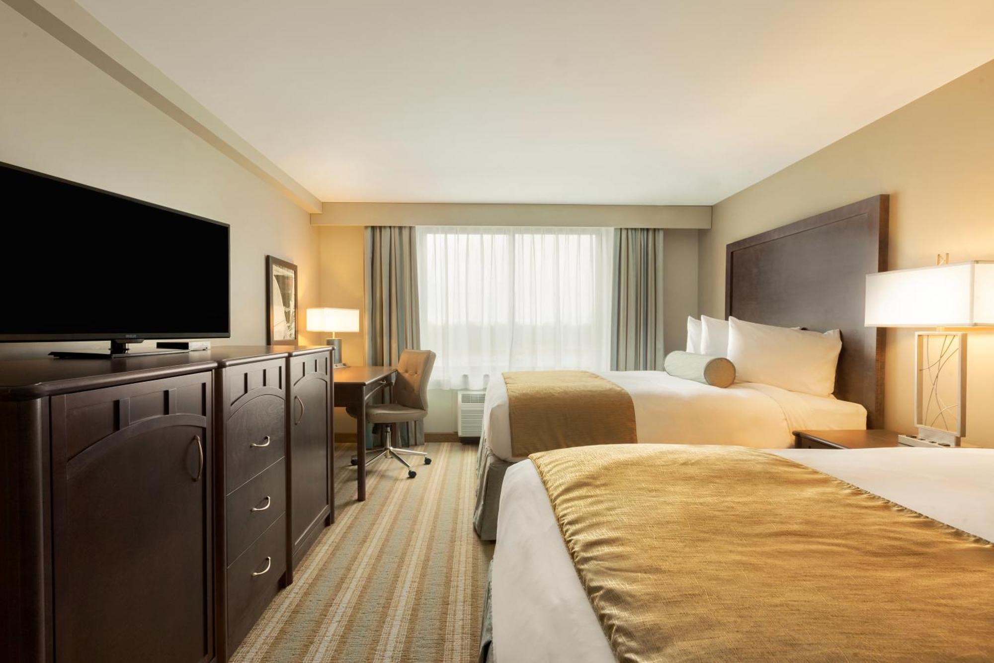 Queen Room with Two Queen Beds and Full Shower - Lake View/Non-Smoking