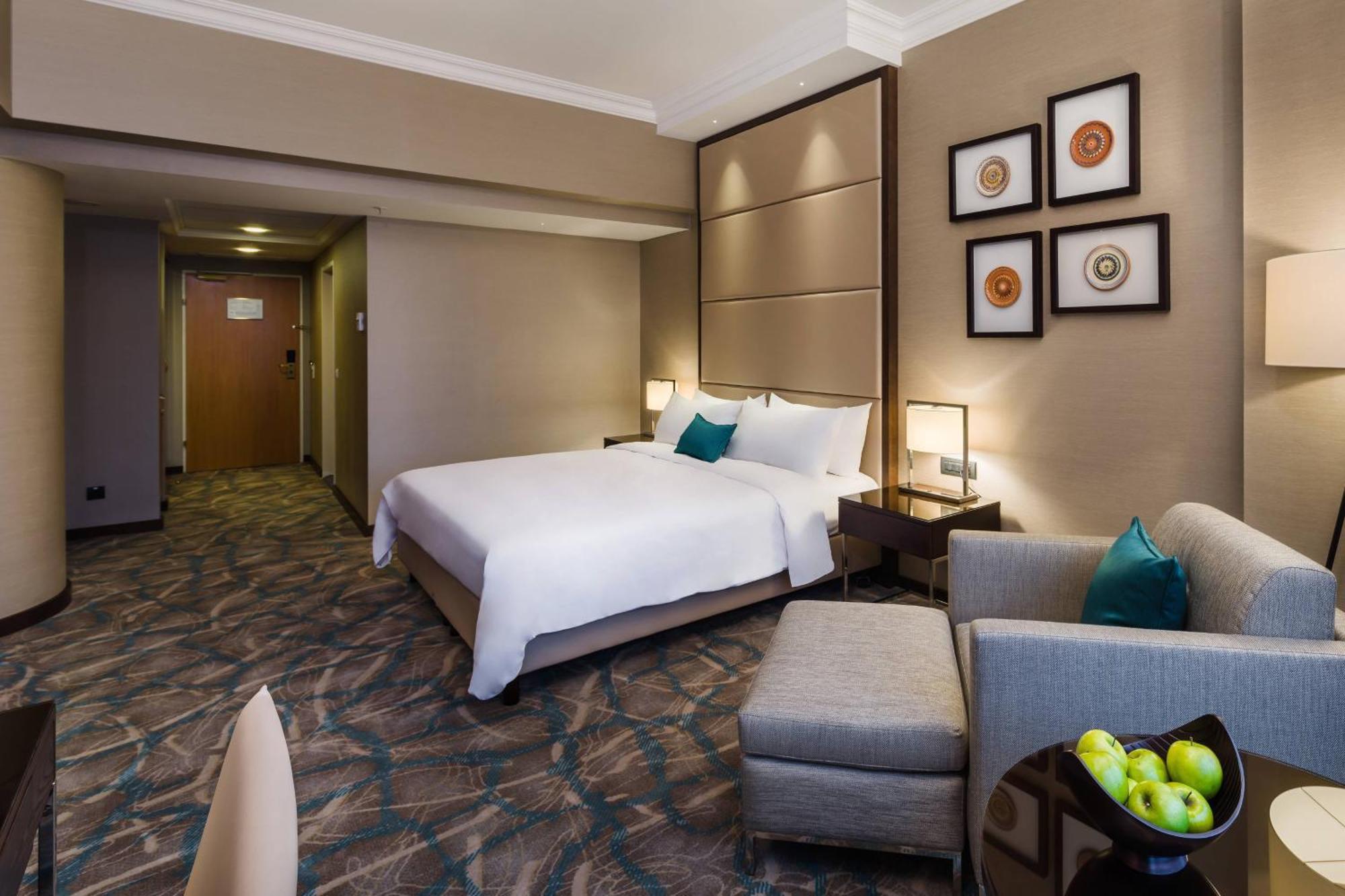 Deluxe Room with One King Bed,557791269:JPEG