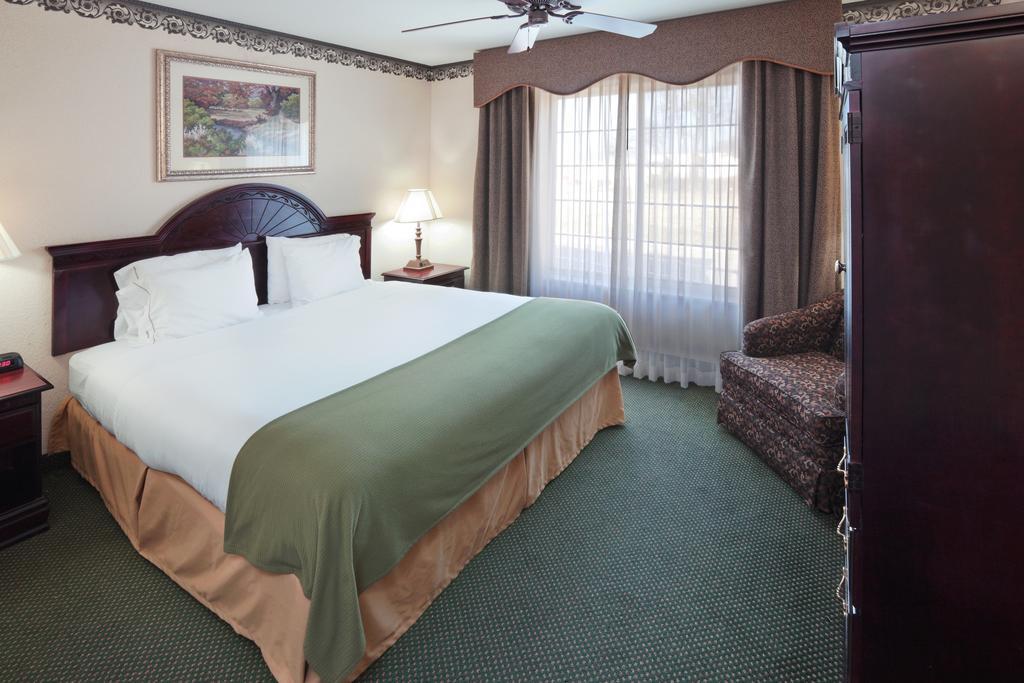 One-Bedroom Queen Suite,840266024:JPEG