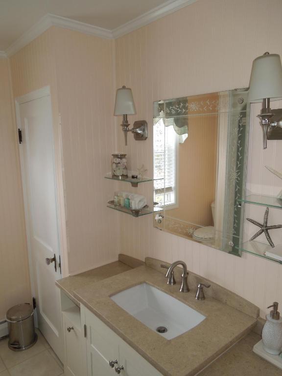 Queen Room with 2 Queen Beds with Shared Bathroom