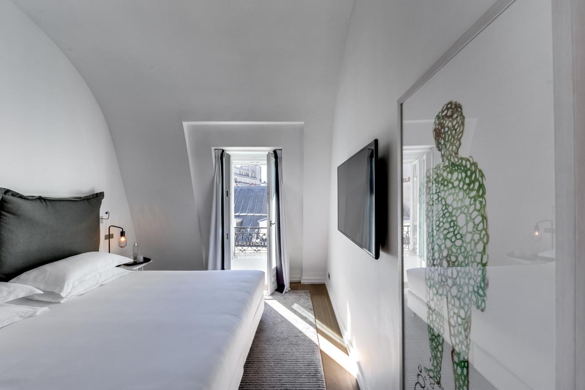 Suite,680069412:JPEG