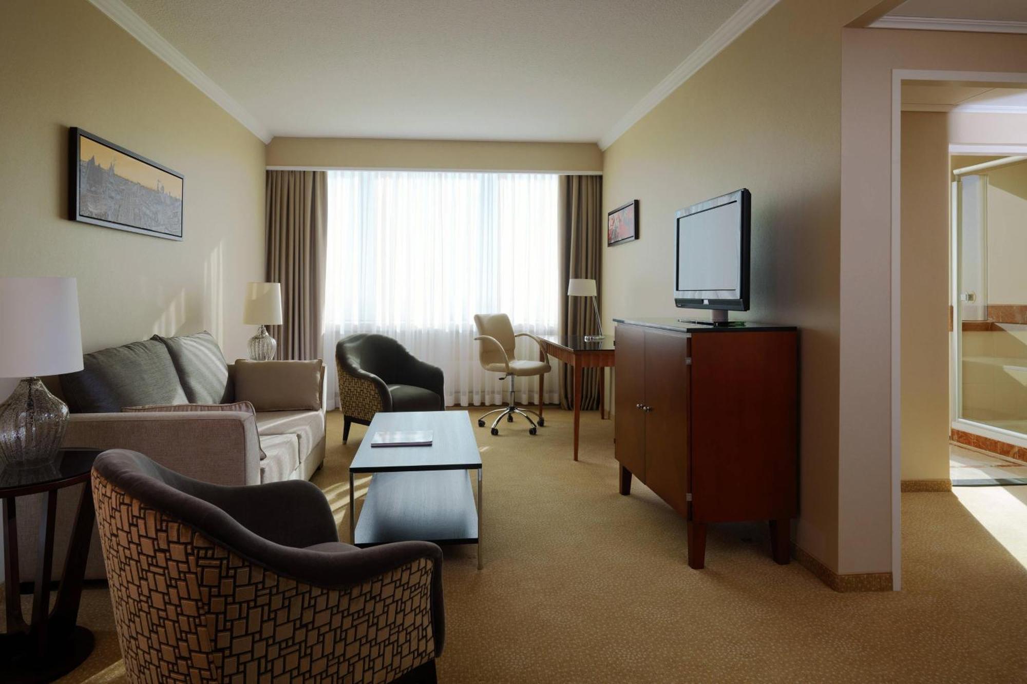 Business Suite Club Lounge Access