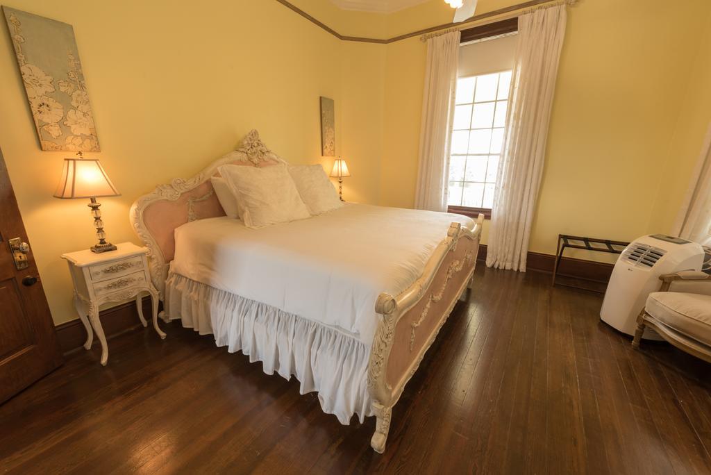 Queen Room with shower