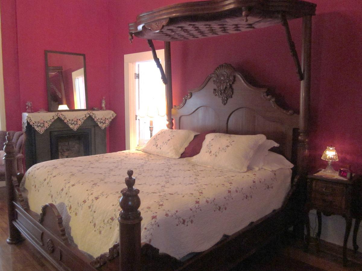 King Room Half-Canopy Bed