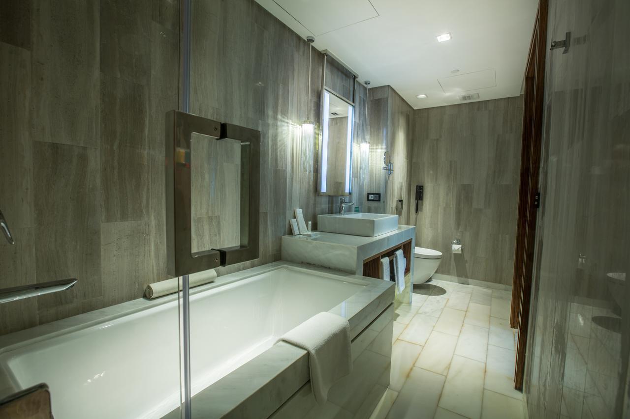Executive Suite,517870344:JPEG