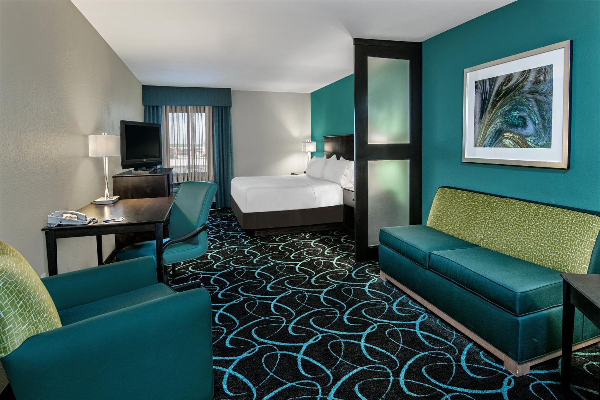 Suite with Mobility Accessible Tub - Non-Smoking