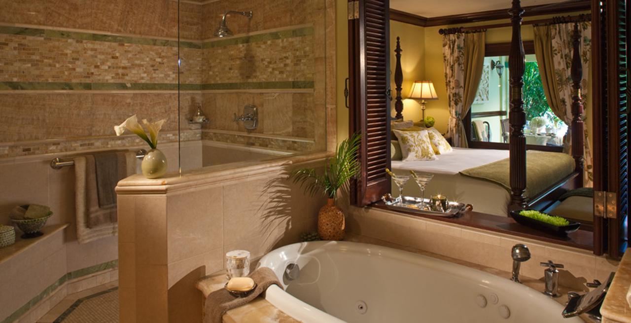 Walkout Swim Up Crystal Lagoon Honeymoon Butler Suite