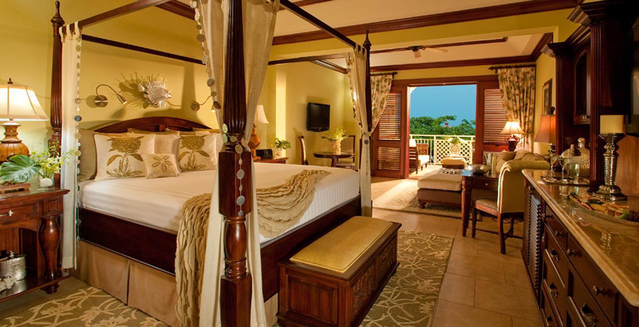 Crystal Lagoon Honeymoon Penthouse Oceanview  One Bedroom Butler Suite