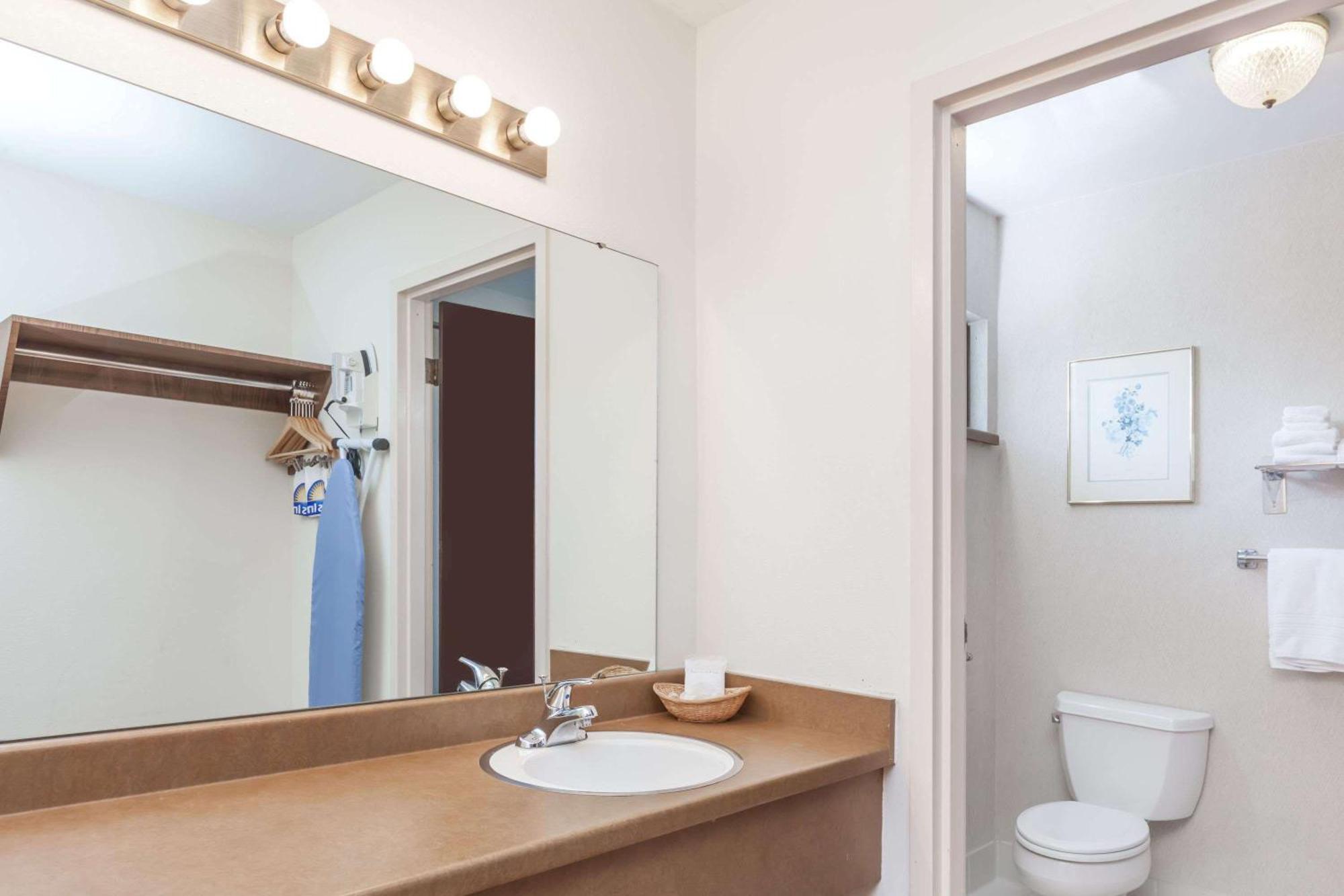 King Room - Non-Smoking,690246771:JPEG