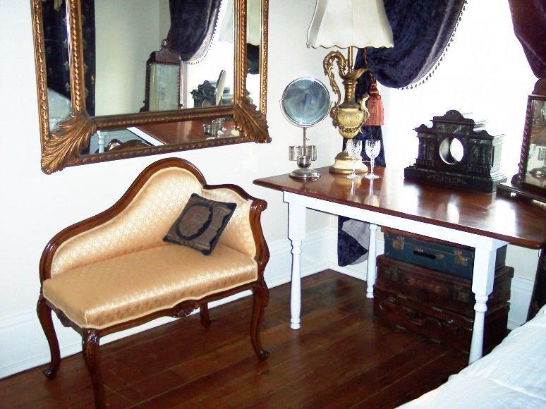 Fleur de Lis King Suite