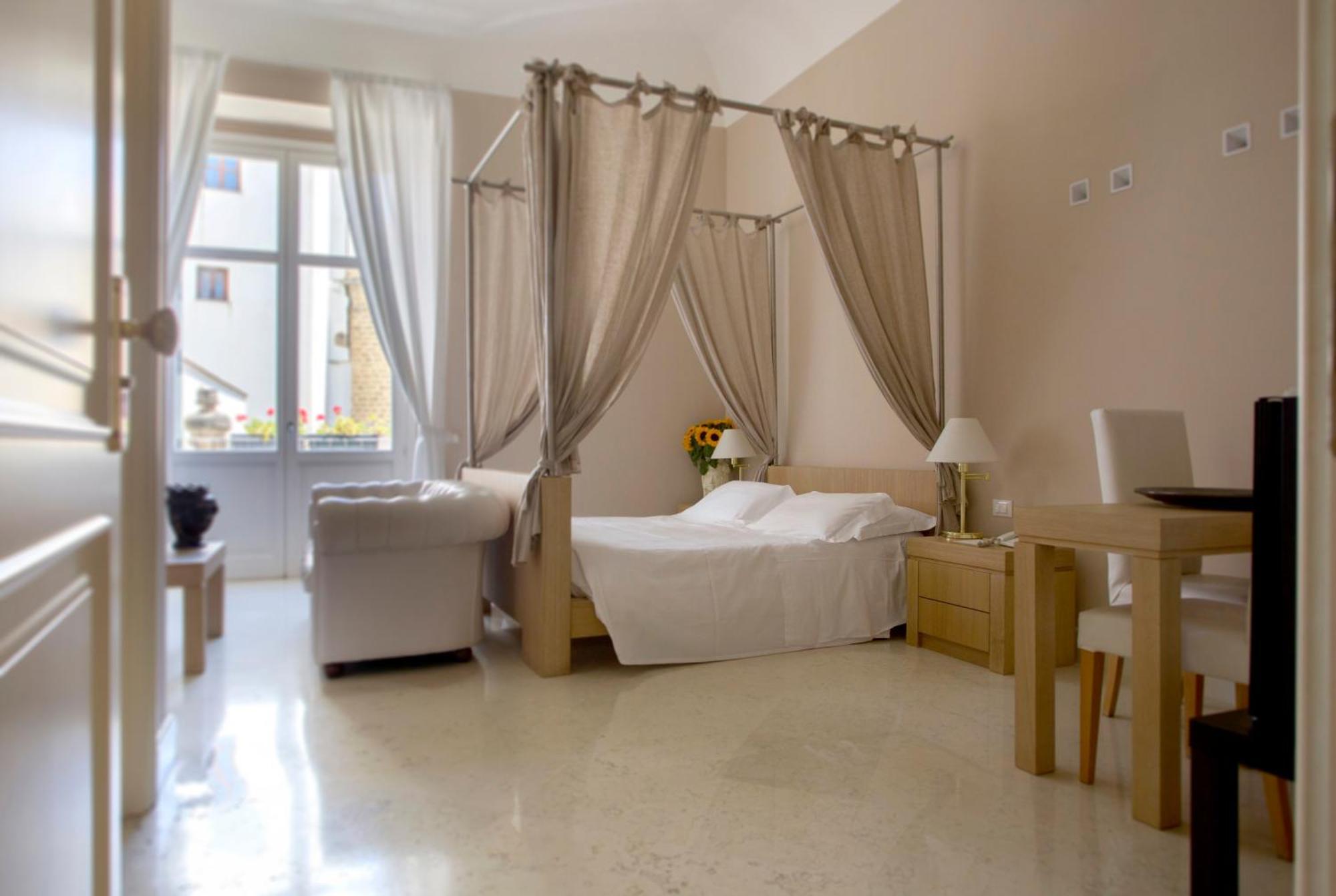 Superior room with a four poster bed,698457837:JPEG