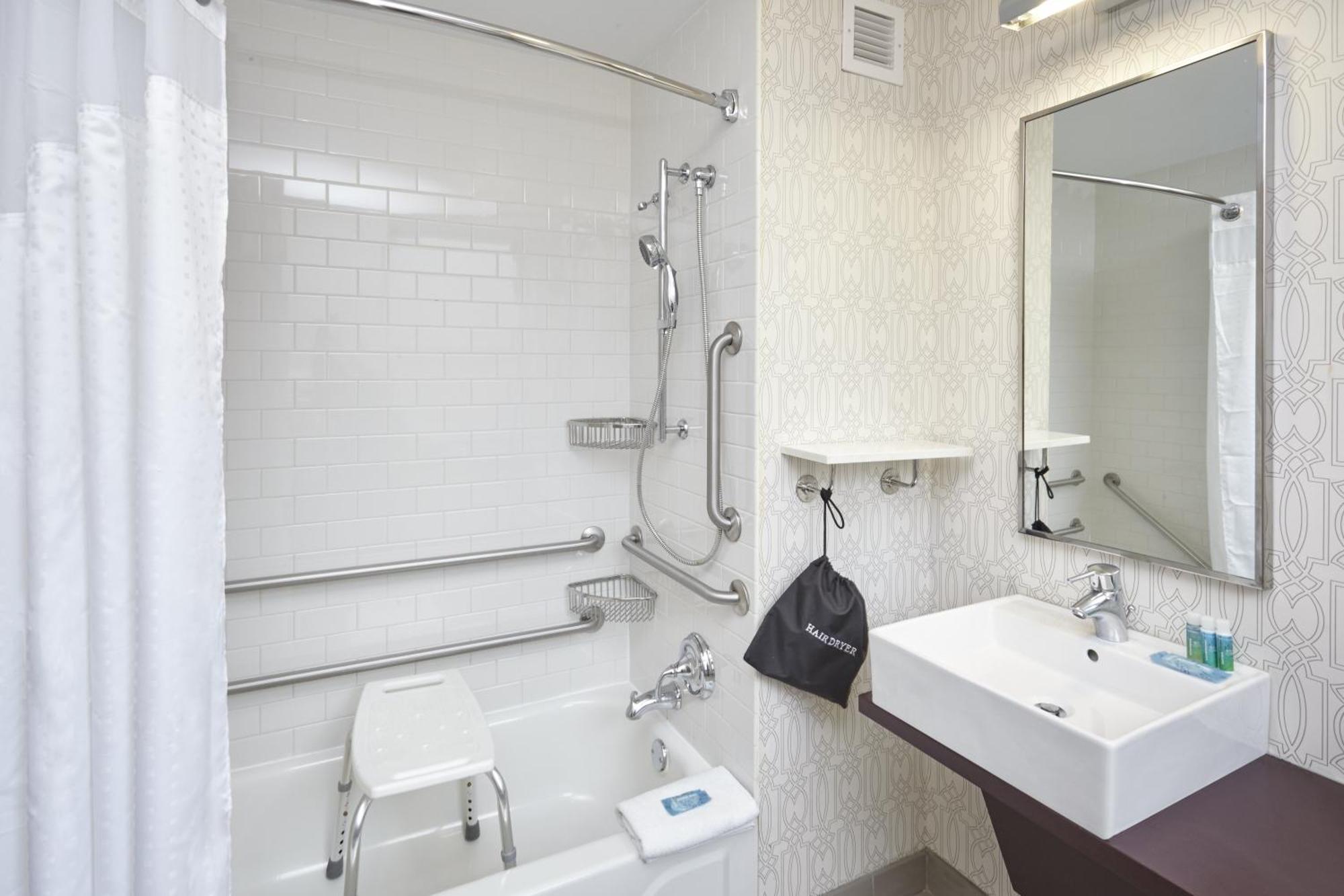 Double Room - Disability Access - Accessible Tub