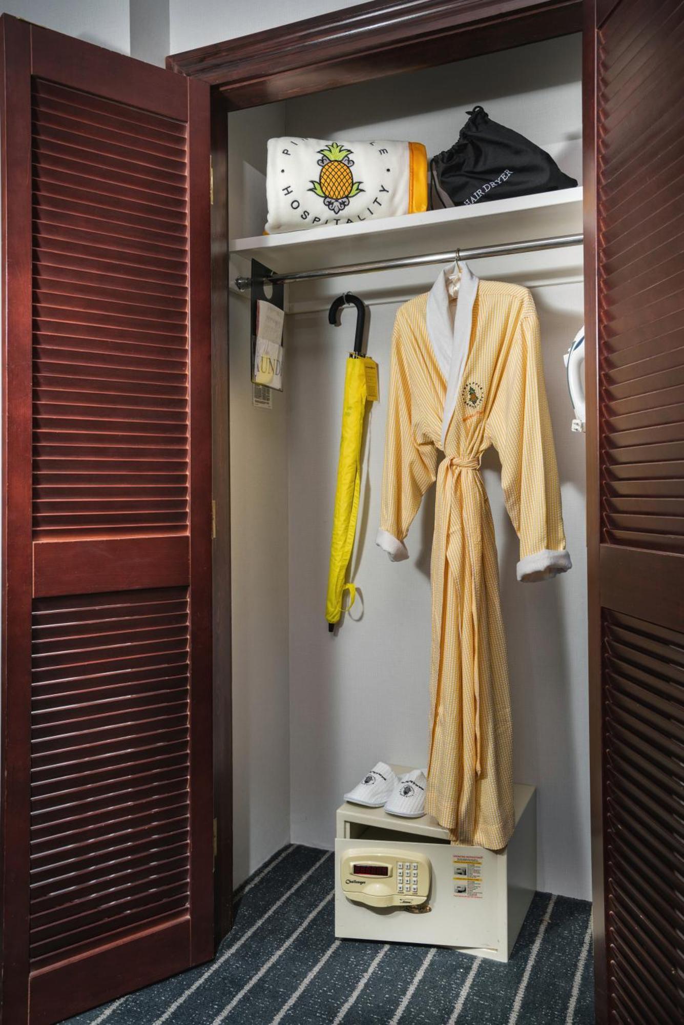 Deluxe King Room,702998110:JPEG