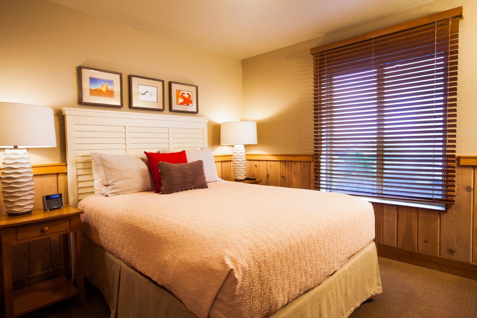 Queen Corner Suite with Sofa Sleeper (Non Pet-Friendly)