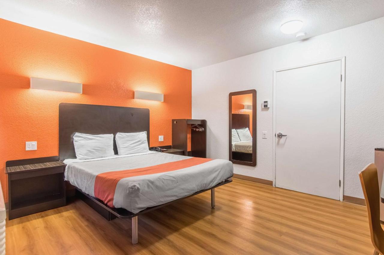 1 Queen Bed 