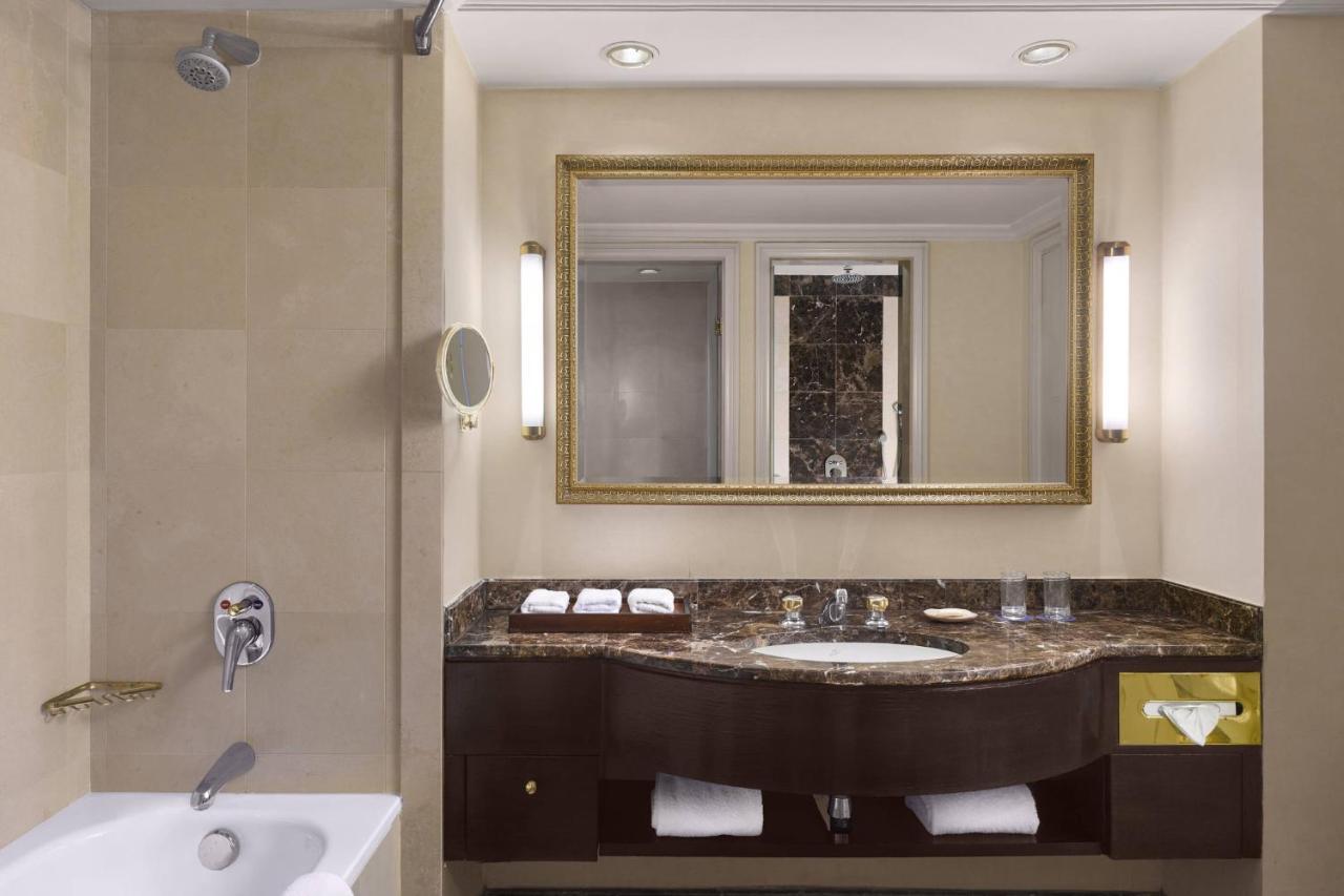 Royal Suite, Club lounge access, 1 King, City view, Balcony