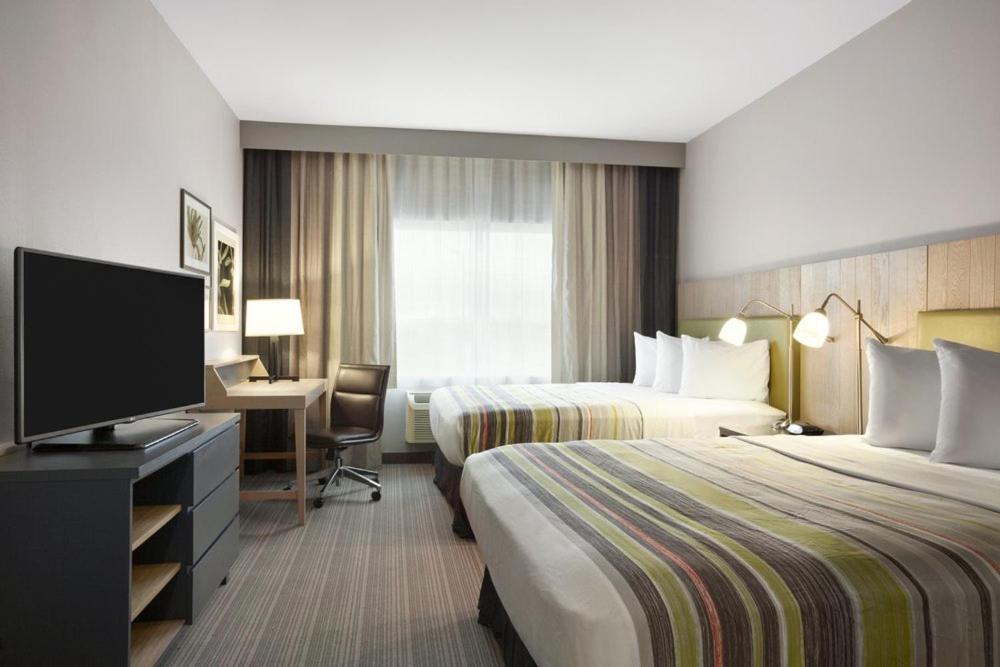 Two Queen Beds and Roll-In Shower - Disability Access/Non Smoking