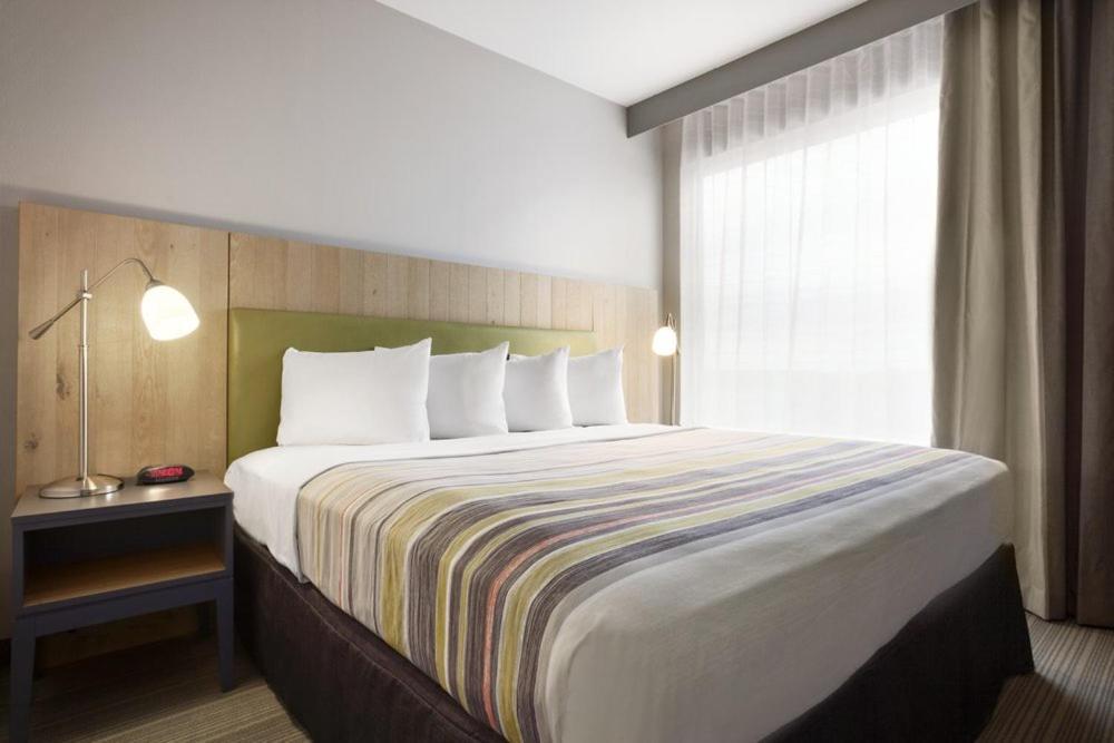 King Room with Roll-In Shower - Disability Access/Non Smoking