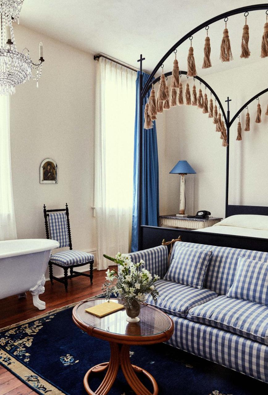 Convent Classic,762159676:JPEG