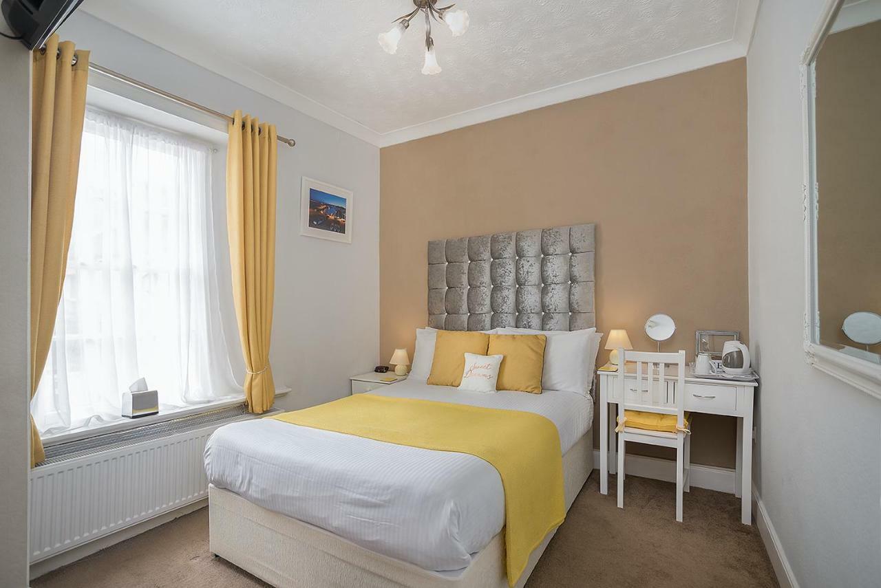 Small Double Room with En-Suite Shower
