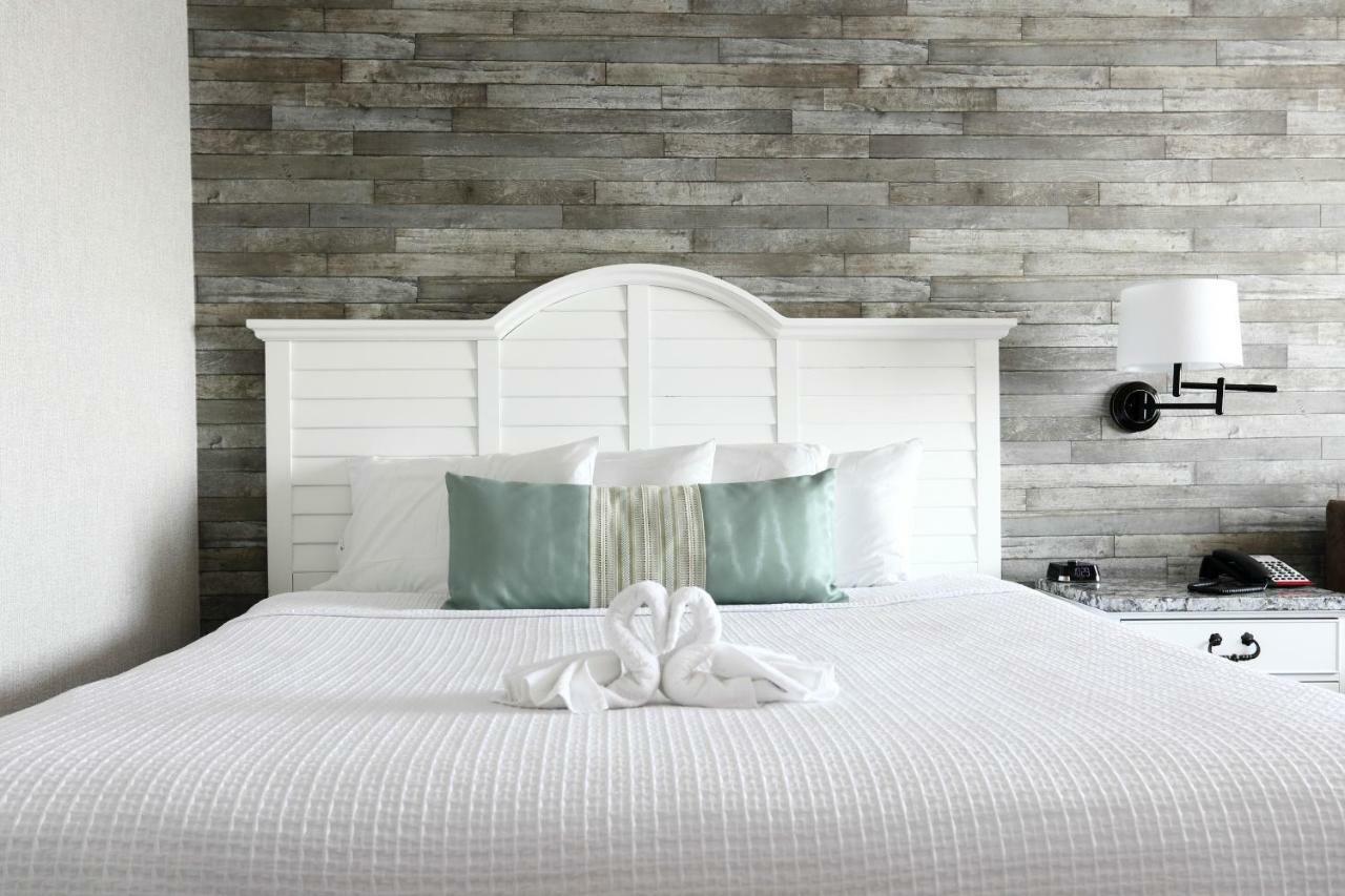 King Bed w/ Sleeper Sofa Side Ocean View,786111861:JPEG