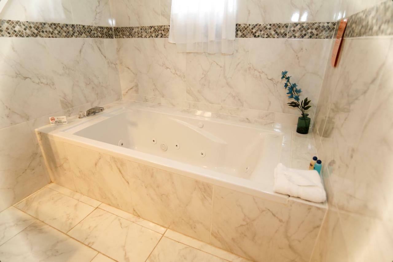 Honeymoon Suite,817829264:JPEG