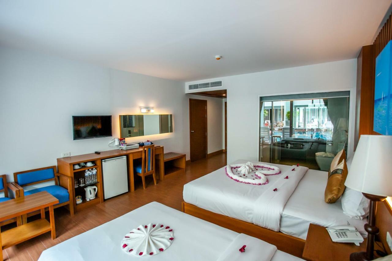 Deluxe Triple Room with Pool Access