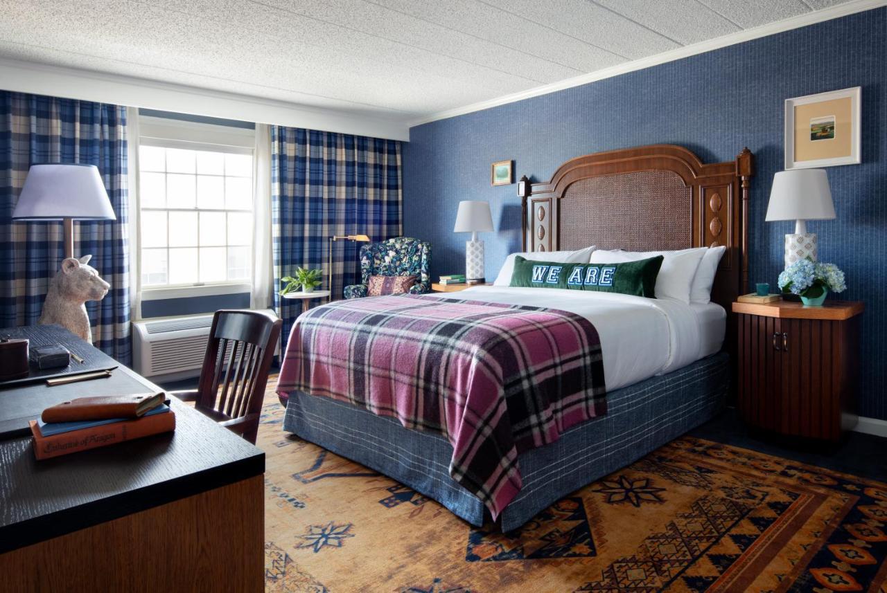Graduate Family King Room with Two Twin Beds